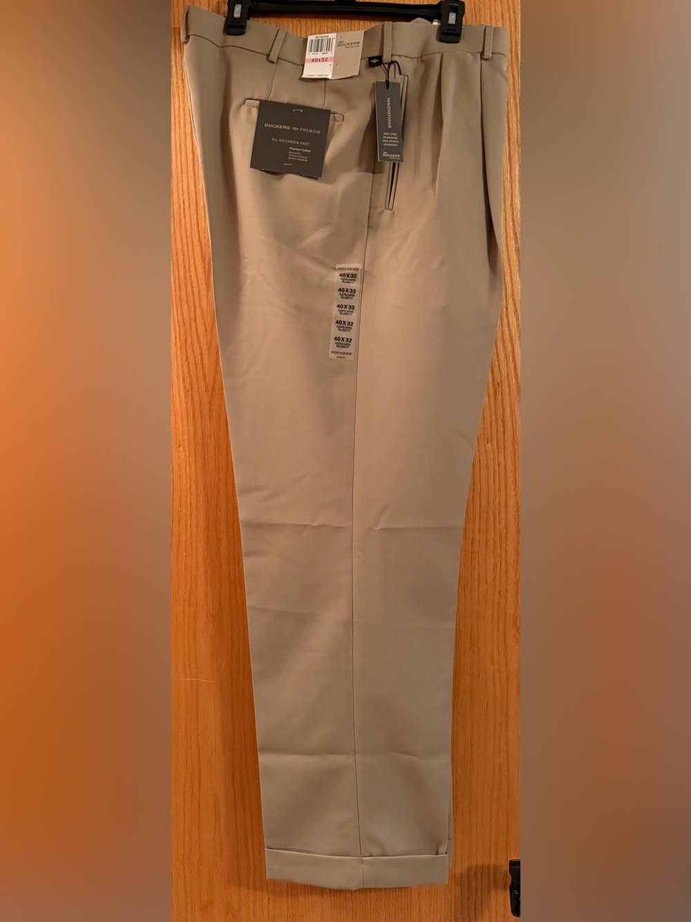 Dockers NEW 40 x 32 Men's Chino Pants in Khaki Tan, Pleated Cuffed Relaxed